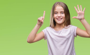 Genç güzel kız gösterilen ve parmakları ile işaret izole arka plan yüzünden kendinden emin ve mutlu gülümseyerek süre 6 numara.