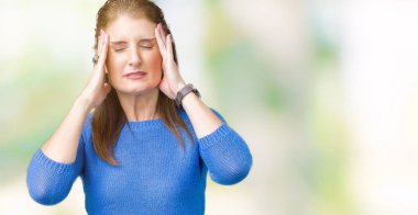 Üzerinde kış kazak giyen güzel orta yaş Olgun kadın izole arka plan baş baş ağrısı için el ile çünkü stres. Migren muzdarip.