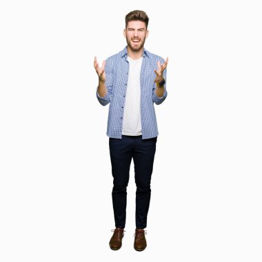 Genç yakışıklı sarışın adam kızgın ve silah ile başarı için deli rahat gömlek kutluyor giyen kaldırdı ve heyecanlı çığlık gözler kapalı. Kazanan kavramı