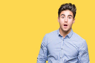 Genç yakışıklı iş adamı izole arka plan korkuyor ve şok sürpriz ifade, korku ve heyecan yüz üzerinden.