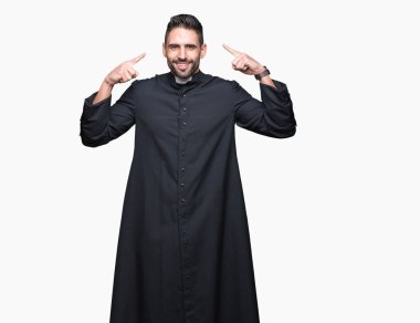 Genç Hıristiyan rahip izole üzerinde arka plan hem el parmak, harika bir fikir ya da düşünce, iyi bellek ile baş gösteren gülümseyen