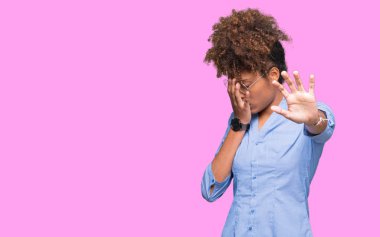 Güzel genç Afro-Amerikan iş kadın izole elleriyle gözlerini kapsayan arka plan ve stop jest ile acı ve korku ifadesi. Utandım ve negatif kavramı.