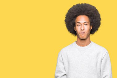 Sportif sweatshirt giyen afro saçlı genç Afro-Amerikan adam depresif ve kızgın ve korkmuş ağlıyor sıkıntı için endişeleniyorum. Üzgün ifade.