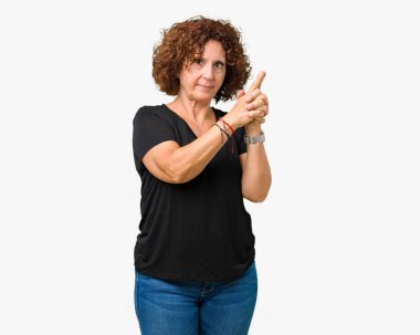 El hareketi ile sembolik silah tutan, çekim silah, kızgın yüz öldürmek oynamaya izole arka plan güzel orta ager üst düzey kadın