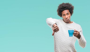 Kızgın yüz, eksi işareti aşağı antipati başparmak ile gösterilen, ret kavramı ile izole arka plan üzerinde kahve içme Afro Amerikalı adam