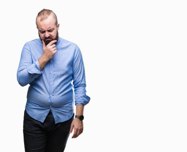 Genç beyaz hipster adam yorgun ve bıkkın ile depresyon sorun Çapraz kollar ile seyir düşünüyorum izole arka plan.