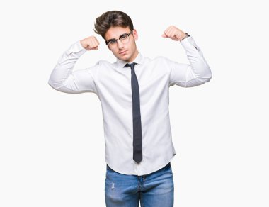 Kol kasları gururlu gülümseyen gösterilen izole arka plan üzerinde gözlüklü genç iş adamı. Fitness kavramı.