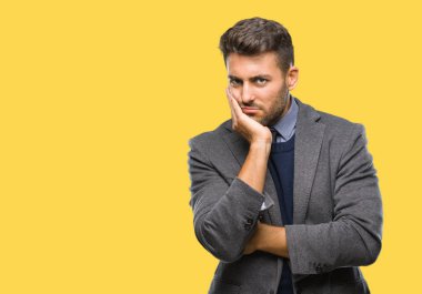 Genç yakışıklı iş adamı izole arka plan düşünme seyir üzerinde yorgun ve sıkılmış çapraz silah depresyon sorunları ile.