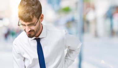 Genç yakışıklı iş adam gözlük izole üzerinde el ile geri, kas ağrısı dokunmadan acı sırt ağrısı, arka plan