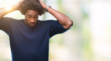 Afro Amerikalı adam çünkü umutsuz ve stresli baş ağrısı acı izole arka plan üzerinde ağrı ve migren. Ellerini kafasına.