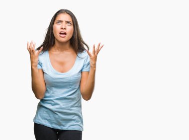 İzole arka plan çılgın ve kızgın bağırarak ve agresif ifade ve kaldırdı silah bağırmayı güzel Arap kadın. Hayal kırıklığı kavramı.