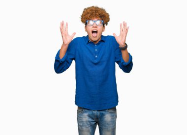 Çılgın ve silah ile başarı için hayran kutluyor afro saç giyen ile yakışıklı delikanlı mavi gözlük kaldırdı ve açık gözleri çığlık heyecanlı. Kazanan kavramı