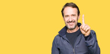 Gösterilen ve kendinden emin ve mutlu gülümseyen bir parmak ile işaret eden oktan yukarı bir ceket giyen orta yaş yakışıklı adam.