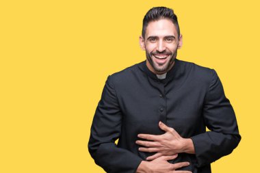 Genç Hıristiyan rahip izole üzerinde arka plan gülen ve komik deli şaka çünkü yüksek sesle zor gülüyor. Mutlu ifade.