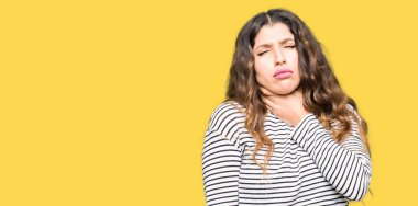 Çizgiler dokunmadan kazak giyen genç güzel kadın ağrılı boyun, boğaz gribi, kesek ve enfeksiyon için