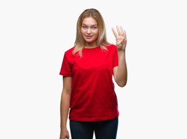 Gösterilen ve parmakları ile işaret izole arka plan üzerinde beyaz kadın kendinden emin ve mutlu gülümseyerek süre dört numara.