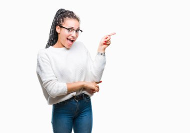 Genç saç Afro-Amerikan Kız gözlük ve kazak yüzünde kocaman bir gülümseme ile izole arka plan üzerinde kameraya bakarak yan el ve parmak ile işaret örgülü.