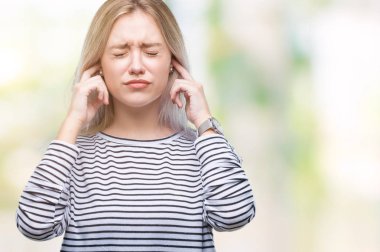 Genç Sarışın kadın parmakları ile yüksek sesle müzik gürültü rahatsız ifade kulaklarıyla kapsayan izole arka plan yüzünden. Sağır kavramı.