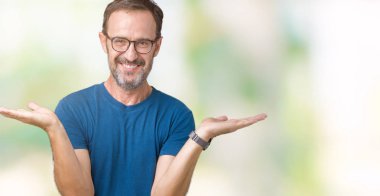 Gülen iki elle gösterilen açık avuç içi, sunma ve karşılaştırma ve denge reklam arka plan üzerinde gözlük nedir yakışıklı orta yaş ağarmış komuta sizde izole