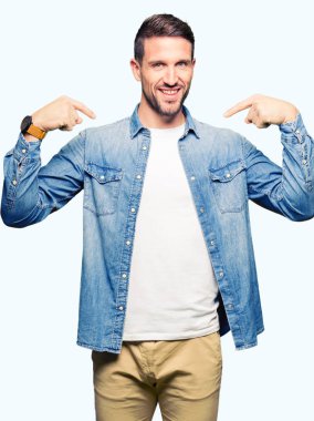 Yüzünde gülümseme ile kendinden emin görünüyorsun, kendini gururlu ve mutlu parmakları ile işaret denim ceket giyen sakal ve mavi gözlü yakışıklı adamla.