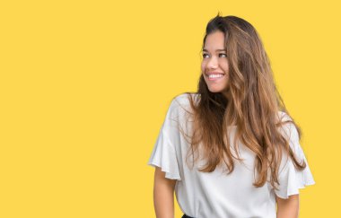 İzole arka plan uzak tarafına gülümseme ile yüzünde, doğal ifade seyir üzerinde genç güzel esmer iş kadını. Kendine güvenen gülüyor.