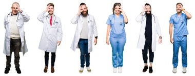 Kolaj gruba doktorlar ve cerrahlar üzerinde beyaz bir arka plan gülümseyen, parmakları ile mutlu yüz üzerinden seyir göz el ile ok jest yapıyor izole.