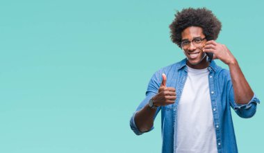 Afro Amerikalı adam izole arka plan üzerinde ok işareti, başparmak ile parmak, mükemmel işareti yapıyor kocaman bir gülümseme ile mutlu Evet