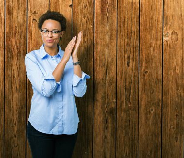 Genç güzel Afro-Amerikan iş kadını izole üzerinde arka plan Clapping ve mutlu ve neşeli, gururlu gülümseyen birlikte eller alkış