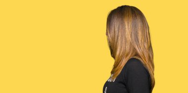 Yan için arıyorum güzel orta yaş kadın giyiyor rock'n roll kazak dinlenmek doğal yüz emin gülümseme ile pozuyla profil.