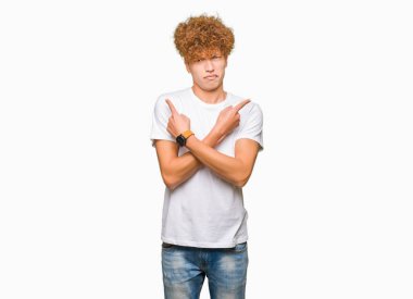 Casual beyaz t-shirt işaret parmakları ile her iki taraf için giyiyor afro saçlı Genç yakışıklı adam, farklı yönde katılmıyorum