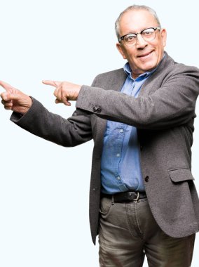 Gülümseyen ve iki elleri ve parmakları ile tarafına işaret kamera bakarak gözlük yakışıklı üst düzey businesss dostum.