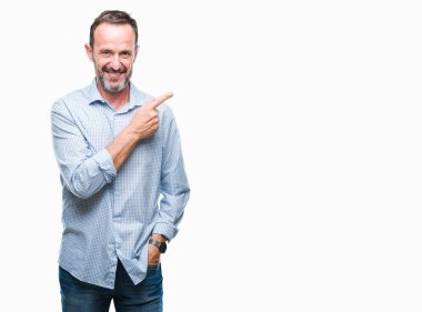 Orta yaş ağarmış üst düzey iş adamı izole arka neşeli bir gülümseme ile el ve parmak kadar kameraya bakarak yüzündeki mutlu ve doğal ifade ile yan ile işaret yüz üzerinden.