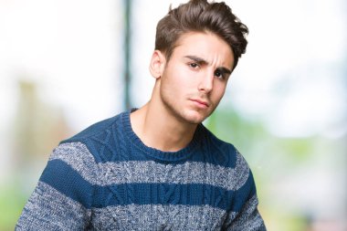 Genç yakışıklı adam izole mide üzerinde el ile arka plan çünkü mide bulantısı, ağrılı hastalık hasta hissediyor. Ağrısı kavramı.