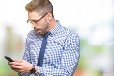 Genç iş adamı izole arka şok sürpriz yüzü, korkuyor ve korku ifadesi ile heyecanlı olan korkmuş üzerinde akıllı telefon kullanma