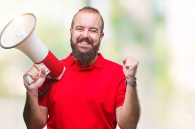 Duygu tezahürat megafon ile bağırarak gurur çığlık ve zafer ve başarı çok heyecanlı, kutluyor izole arka plan üzerinde beyaz delikanlı