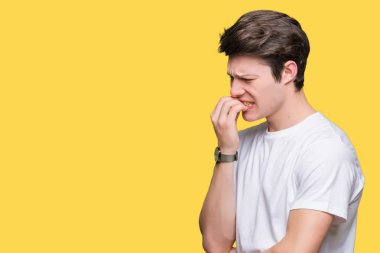 Genç yakışıklı adam stresli ve gergin ile izole arka plan üzerinde rahat beyaz t-shirt giyen tırnak ısırma dudaklarından eller. Anksiyete sorunu.