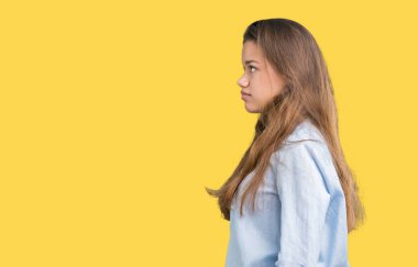 Genç güzel esmer iş kadını izole arka tarafına, seyir üzerinde dinlenmek doğal yüz emin gülümseme ile pozuyla profili.