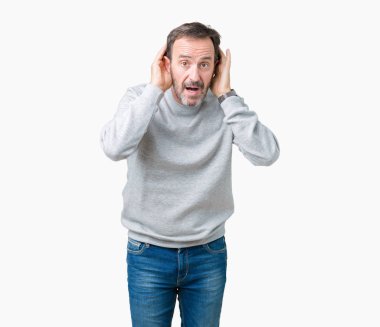 Yakışıklı orta yaş komuta sizde kulak jest, dedikodu için meraklı her iki ellerde dinliyoruz izole arka plan üzerinde bir kazak giyiyor. İşitme sorunu, sağır