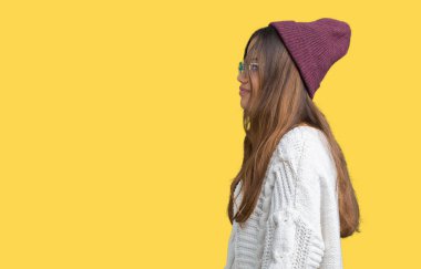 Genç güzel esmer hipster kadın giyiyor güneş gözlüğü izole arka tarafına, seyir üzerinde dinlenmek doğal yüz emin gülümseme ile pozuyla profili.