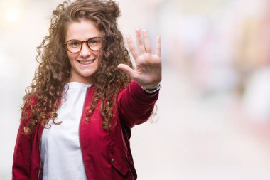 Ceket ve gözlük gösterilen ve parmakları ile işaret izole arka plan üzerinde giyen güzel esmer kıvırcık saçlı Genç kız kendinden emin ve mutlu gülümseyerek süre beş numara.