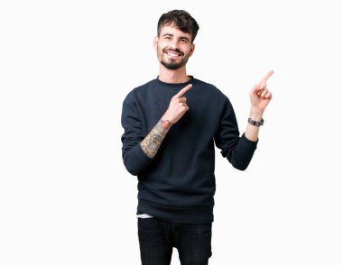 Yakışıklı delikanlı gülümseyen ve iki elleri ve parmakları ile tarafına işaret kamera bakarak izole arka plan üzerinde.