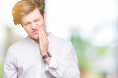 Diş ağrısı veya dişlerde dişlerle ilgili hastalık nedeniyle ağız acı ifadesi ile el ile dokunmak izole arka plan üzerinde genç yakışıklı iş adamı. Diş hekimi kavramı.