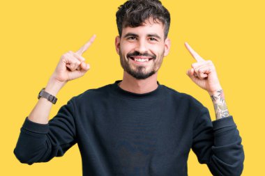 Yakışıklı delikanlı izole arka plan üzerinde her ikisi ile baş gösteren gülen eller parmak, harika bir fikir ya da düşünce, iyi hafıza