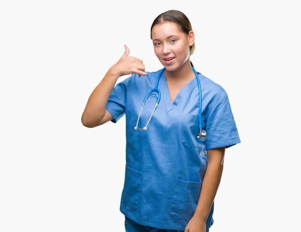 Joven Doctora Caucásica Vistiendo Uniforme Médico Sobre Fondo Aislado Sonriendo — Foto de Stock