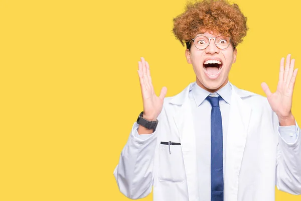 Joven Hombre Científico Guapo Con Gafas Celebrando Loco Sorprendido Por —  Fotos de Stock