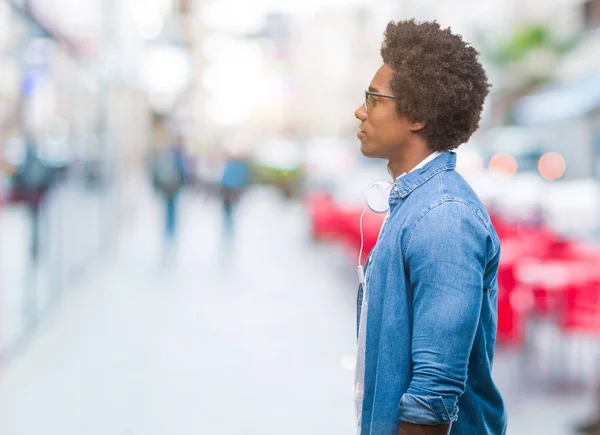 Homem Afro Americano Usando Fones Ouvido Ouvindo Música Sobre Fundo — Fotografia de Stock