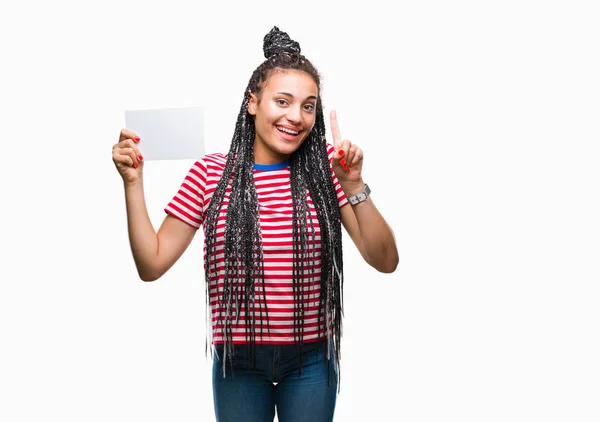 Jovem Afro Americana Segurando Cartão Branco Sobre Fundo Isolado Surpreso — Fotografia de Stock