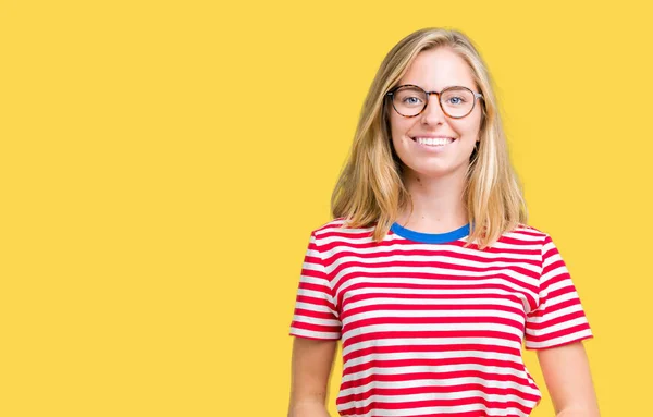 Hermosa Joven Con Gafas Sobre Fondo Aislado Las Manos Juntas — Foto de Stock