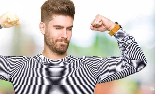 Homem Bonito Jovem Usando Listras Camisola Mostrando Músculos Braços Sorrindo — Fotografia de Stock