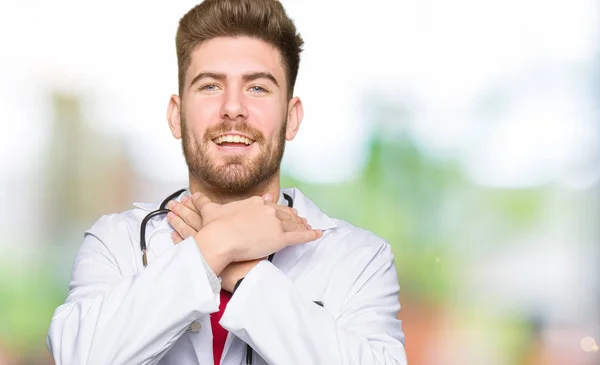 Genç Yakışıklı Doktor Adam Tıbbi Kat Bağırarak Giyen Çünkü Boğmak — Stok fotoğraf